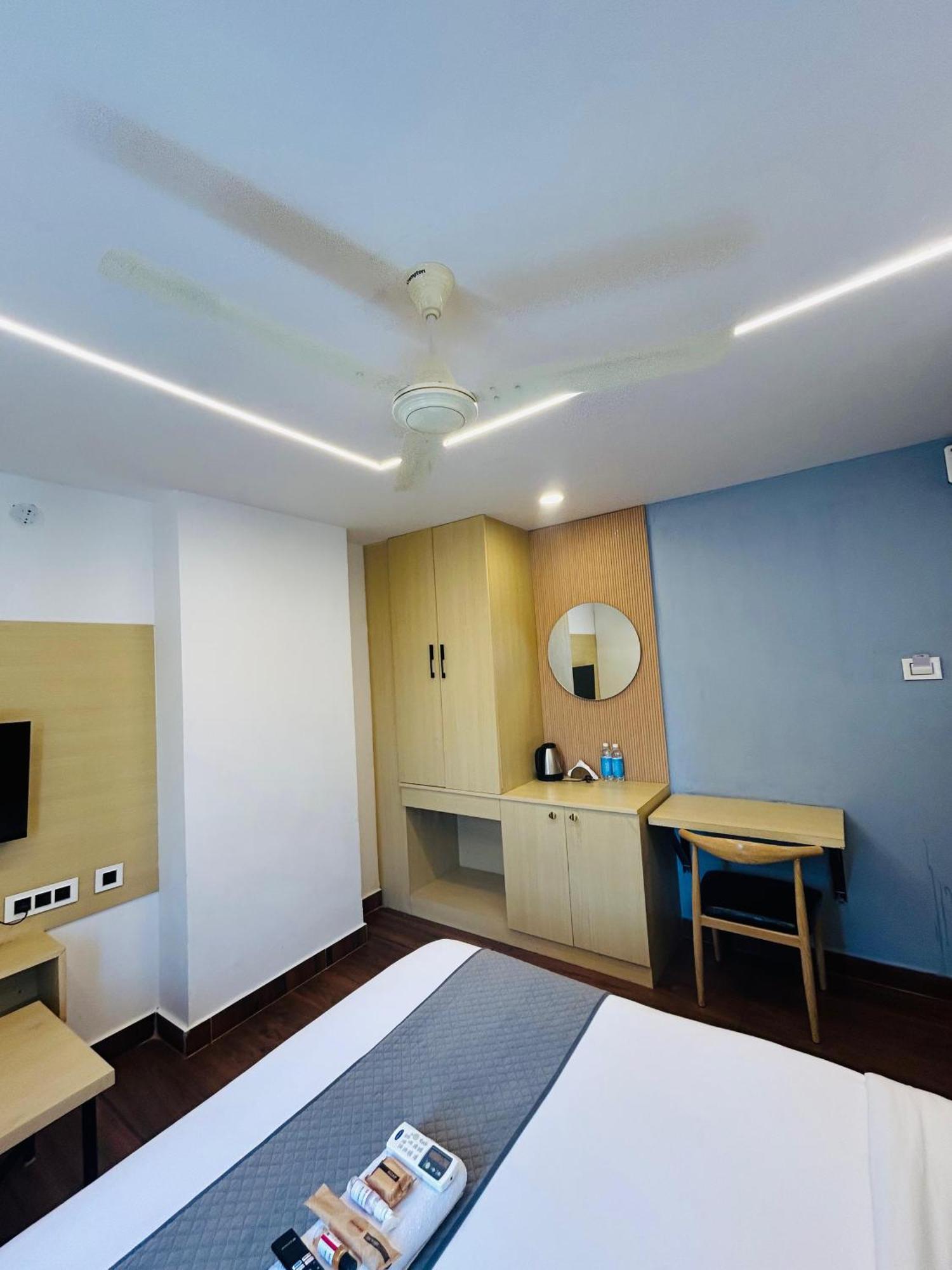 Wild Wings Premium Hotel Hyderabad Exterior foto
